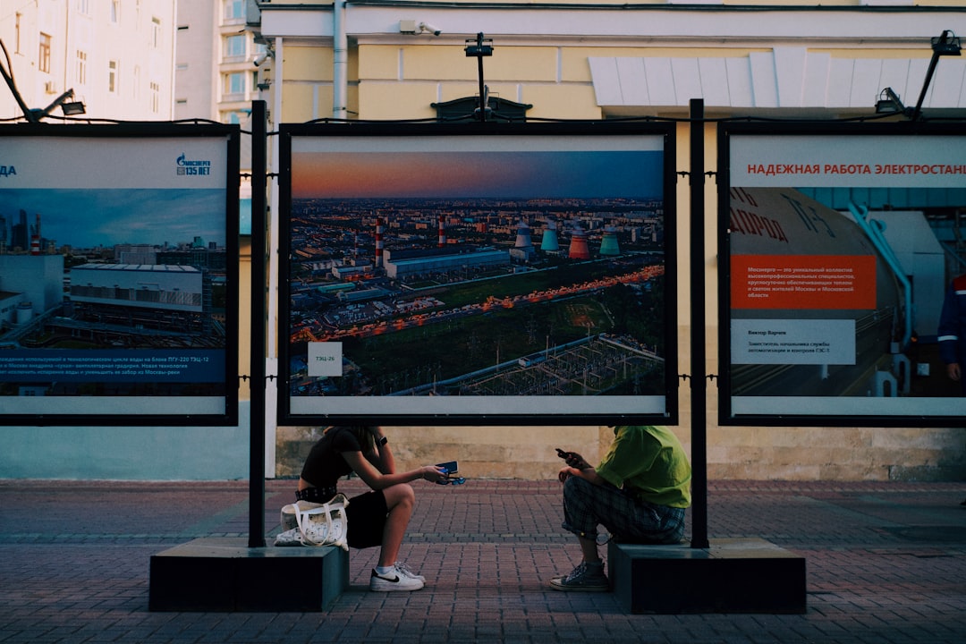 الفرق بين أنواع Smart Screens وأي منها يناسب شركتك؟